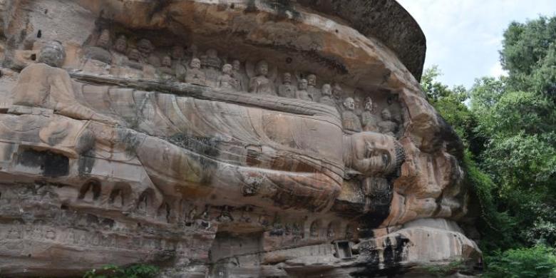 foto van Buddhistische figuren uitgehouwen in een rots