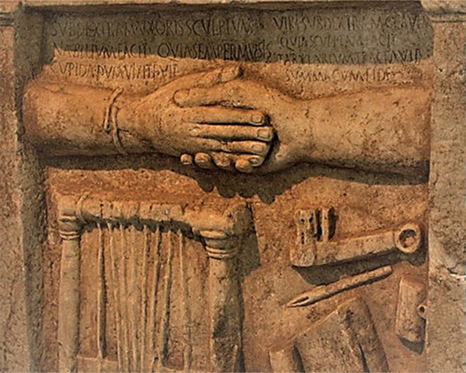 Romeinse grafstèle waarop twee mensen elkaar de hand reiken